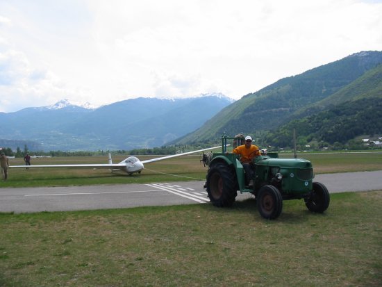 amener les planeurs en piste